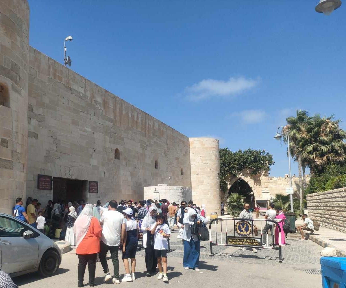 اقبال أمام بوابات قلعة قايتباي الأثرية في العيد بالإسكندرية