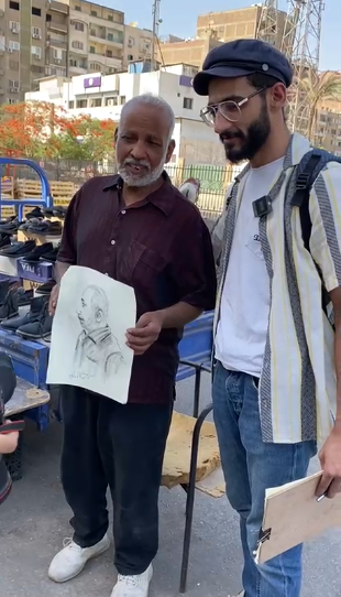 إسلام مع أحد الأشخاص بعد رسمه له