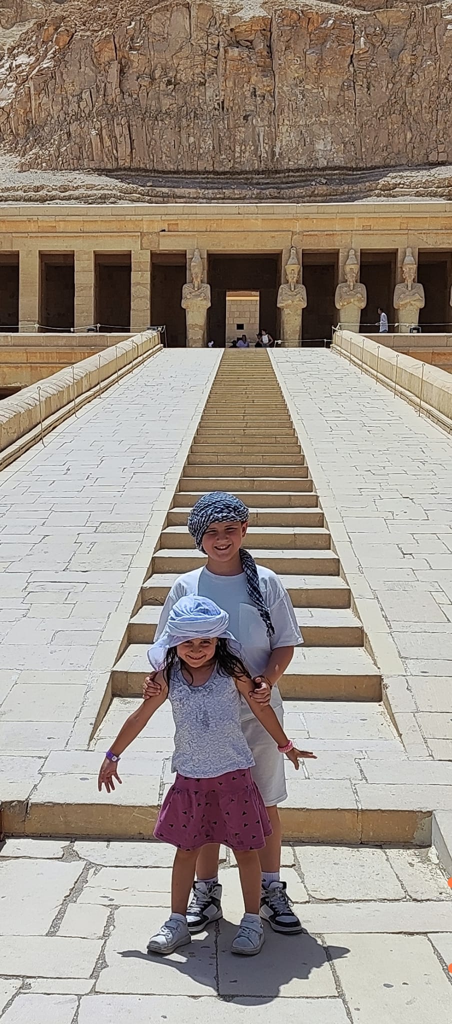 استمتاع الأطفال الأجانب فى معبد الملكة حتشبسوت