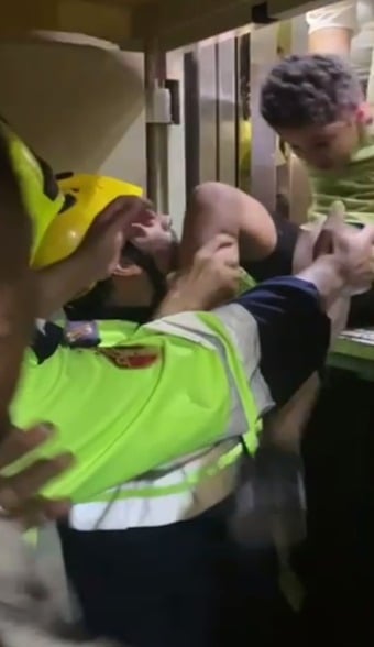 إنقاذ أطفال من داخل مصعد معطل (1)