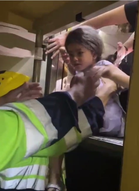 إنقاذ أطفال من داخل مصعد معطل (2)