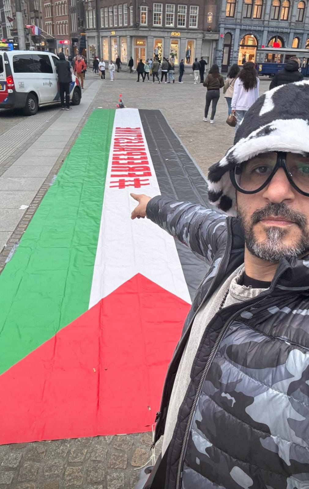 احمد حلمى مع علم فلسطين