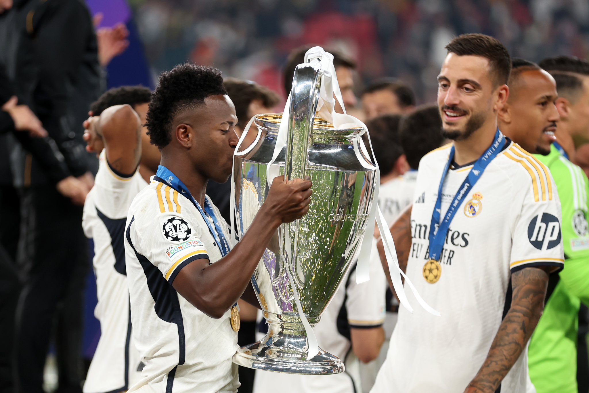 فينيسيوس يحمل كأس دوري أبطال أوروبا