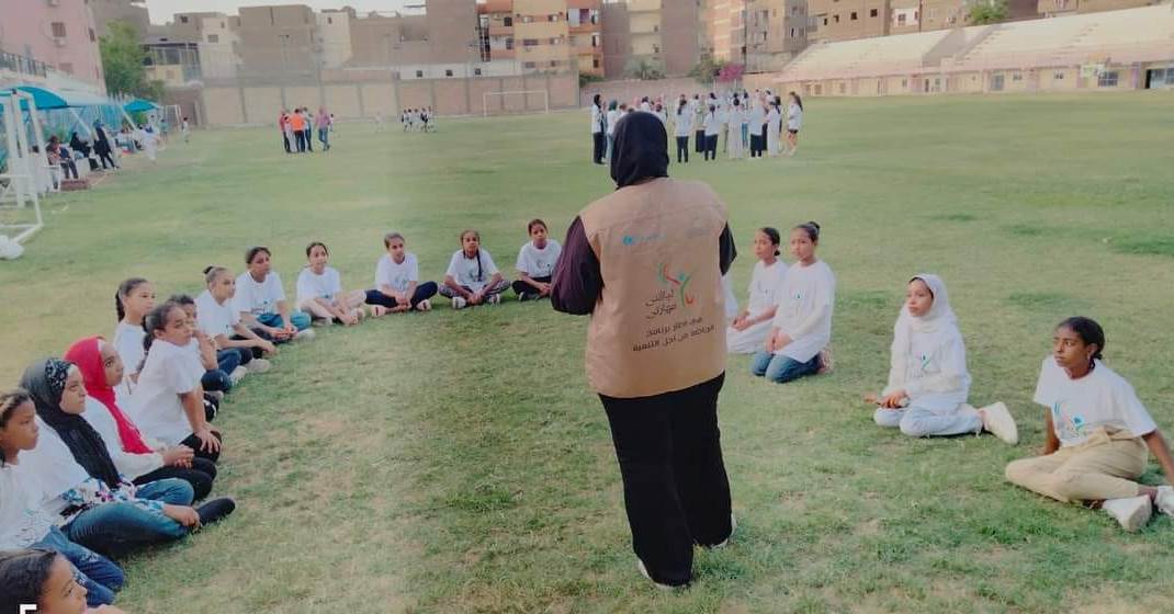 توعية الفتيات خلال فعاليات المعسكر بنادى الأقصر الرياضى
