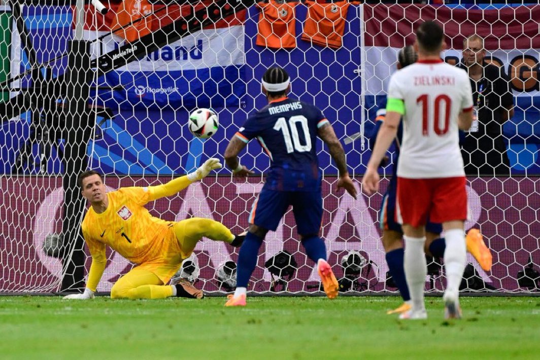 جانب من مباراة بولندا الأولي في اليورو أمام هولندا