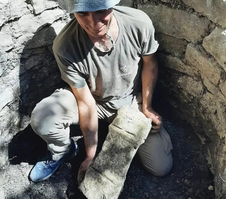 اكتشاف مذبحا نذريا من العصر الرومانى