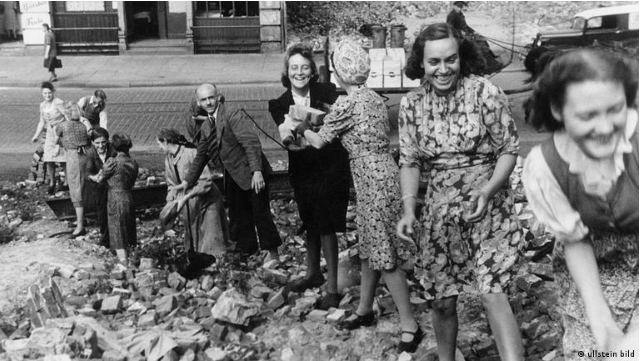 سيدات ألمان يرفعن الأنقاض في برلين بعد الحرب العالمية الثانية