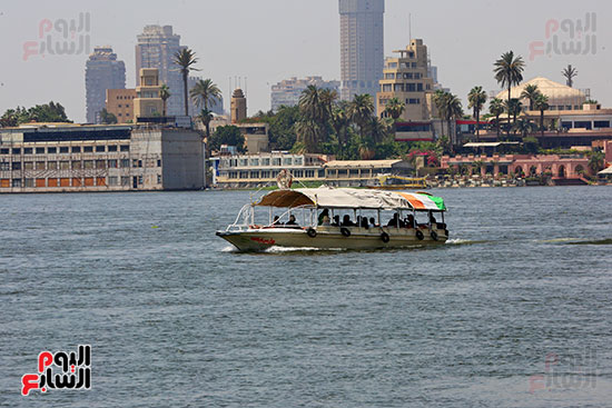 احتفال المواطنين بمركب فى النيل