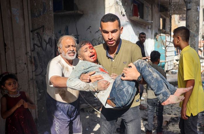 طفل مصاب من قصف الاحتلال
