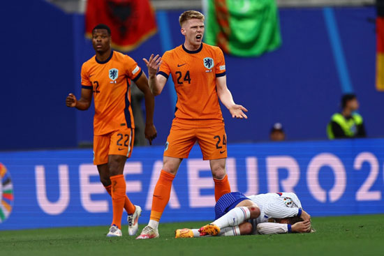 اعتراض لاعب هولندا