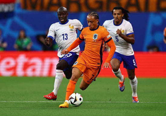 سيطرة لاعب هولندا على الكرة