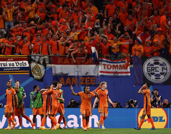 يحتفل لاعبو هولندا بهدف تم إلغاؤه