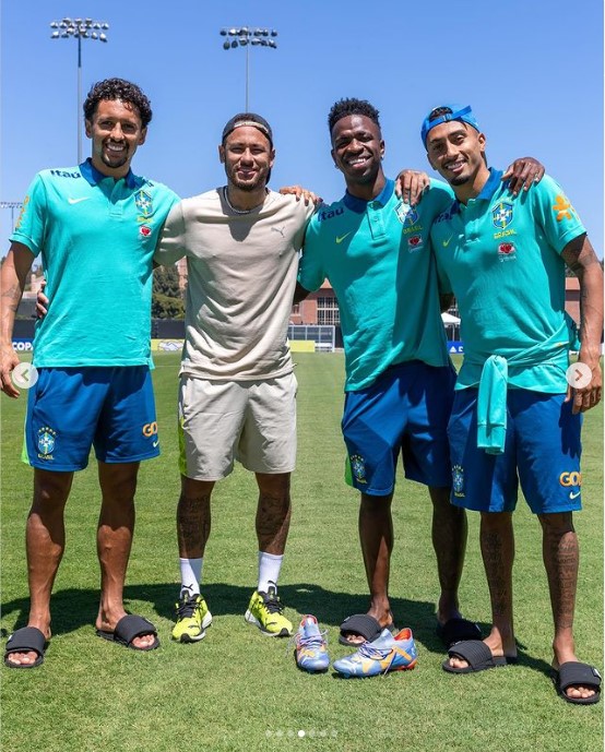 نيمار مع لاعبي البرازيل