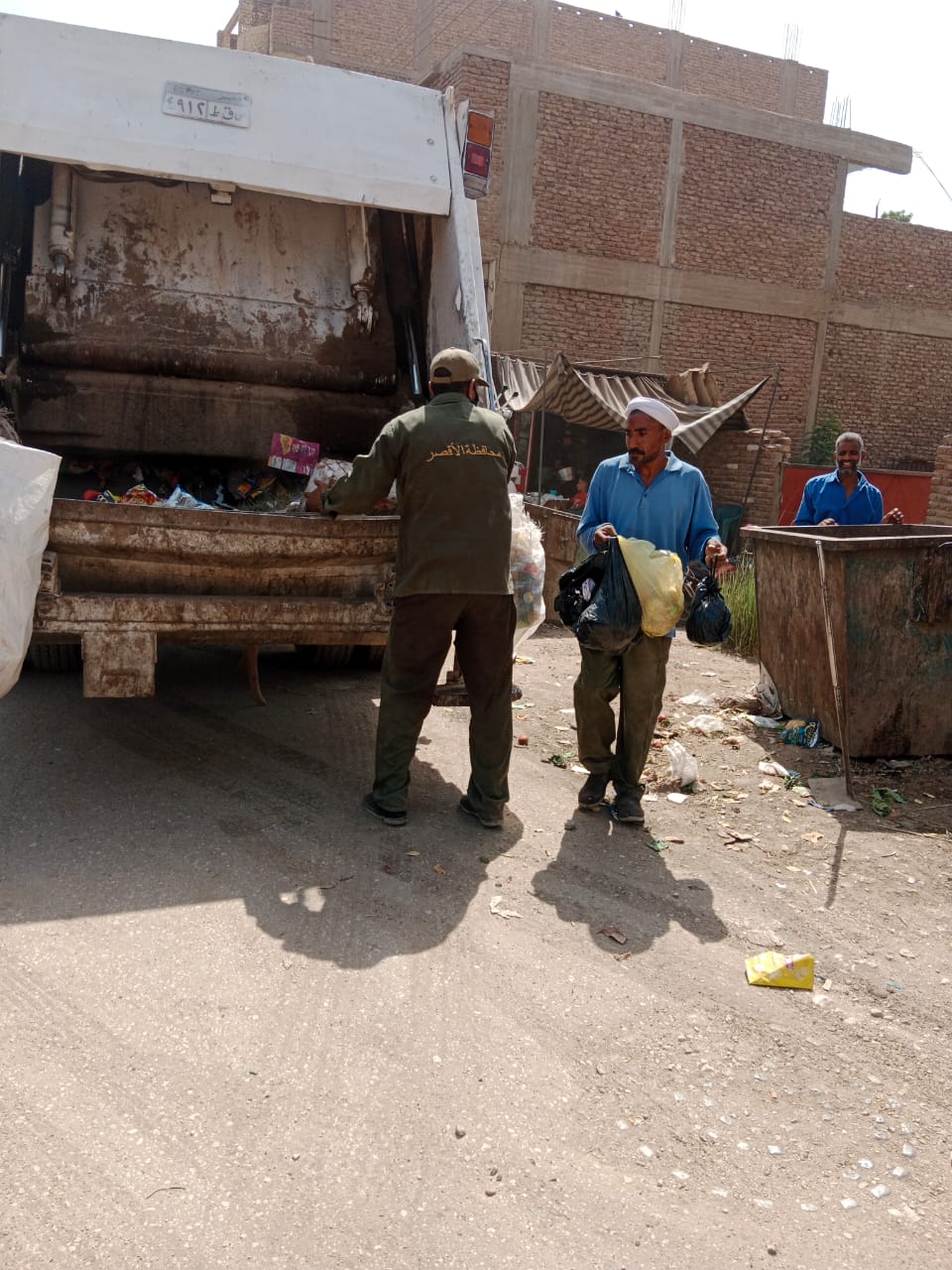 رفع 60 طن من القمامة والمخلفات الصلبة في شوارع أرمنت