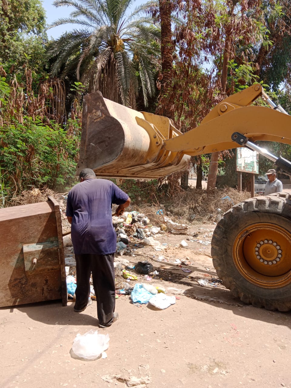 أعمال رفع 60 طن من القمامة والمخلفات الصلبة في شوارع أرمنت