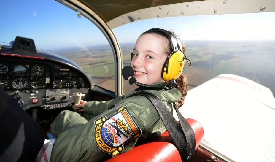 فتاة تحلم أن تكون طيارة