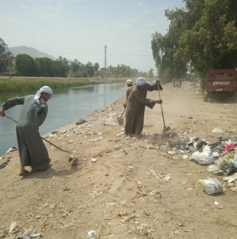 عمليات النظافة ورفع أطنان المخلفات بمدينة إسنا