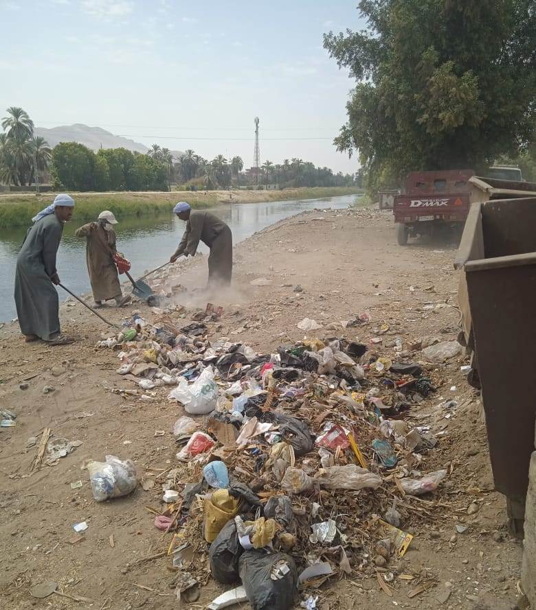 حملات النظافة ورفع أطنان المخلفات بشوارع إسنا