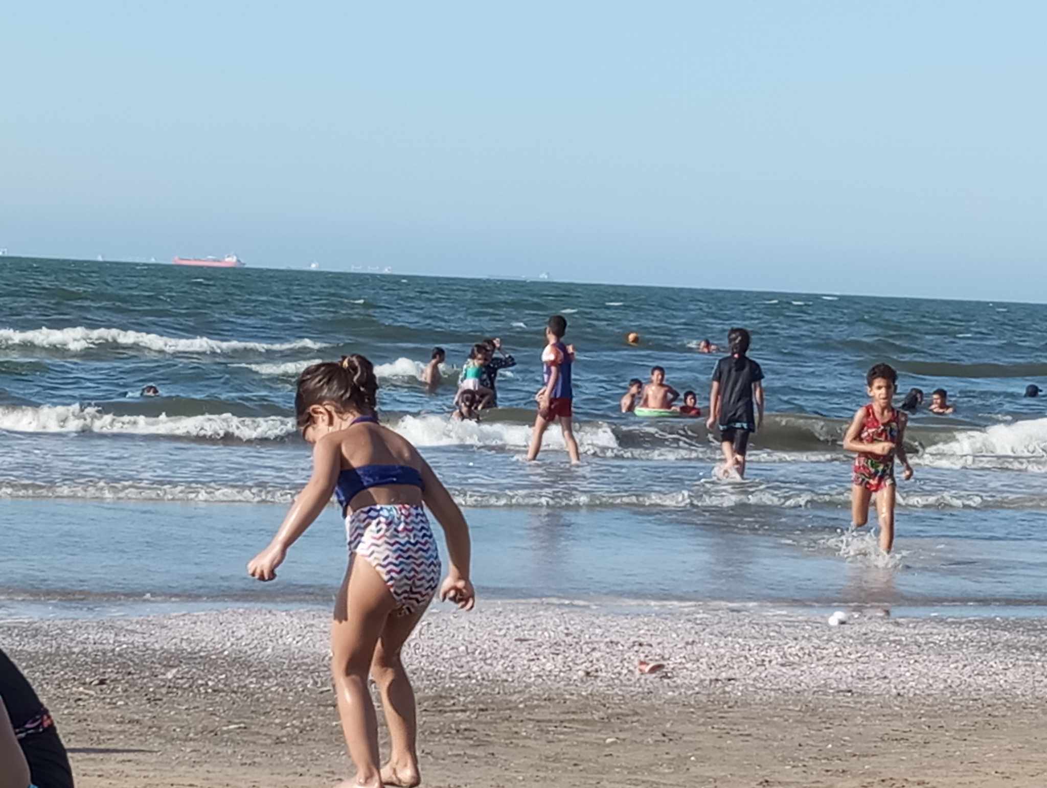 الأطفال على الشاطئ