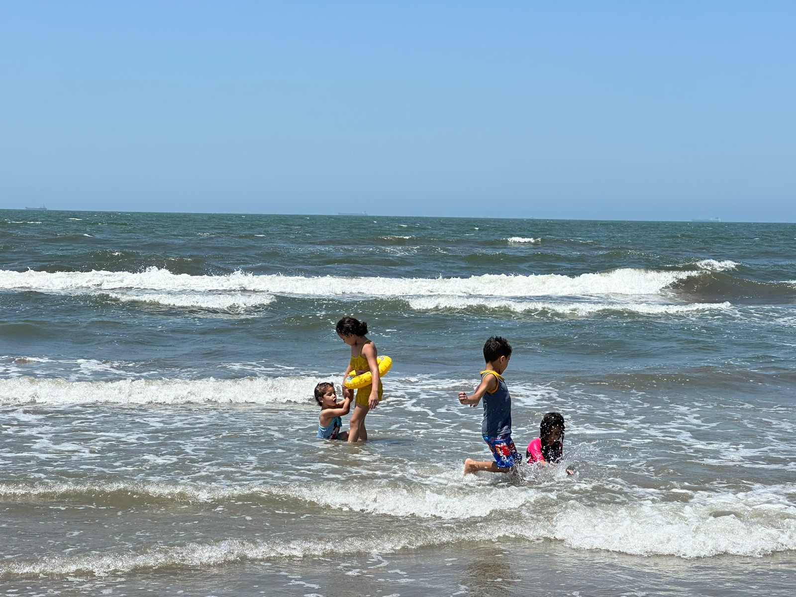 الأطفال يمارسون السباحة بالبحر