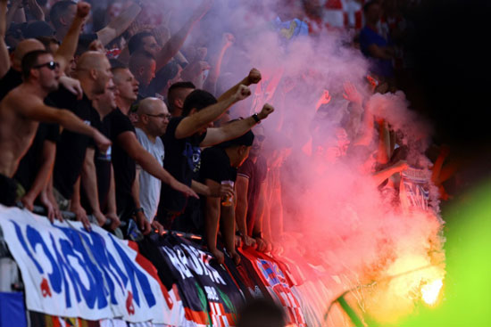جماهير كرواتيا تشعل الشماريخ خلال المباراة