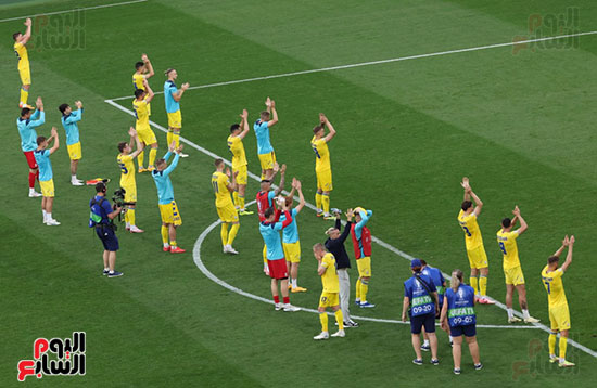 تحية منتخب أوكرانيا للجمهور بعد المباراة
