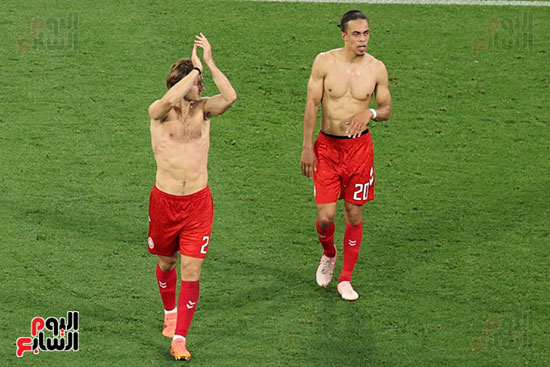 يوسف بولسن ويواكيم أندرسن من الدنمارك يحيون المشجعين بعد مباراة