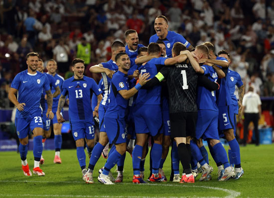 يحتفل لاعبو سلوفينيا بعد التعادل مع إنجلترا