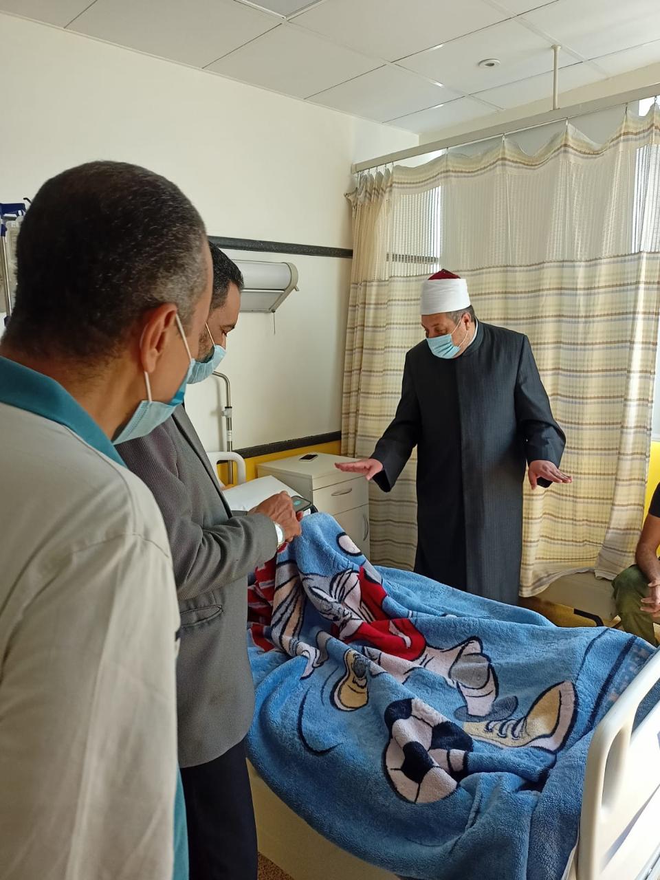 الإمام الأكبر يهدى الطلاب الممتحنين بالشهادة الثانوية الأزهرية بمستشفى 57357 تابلت لكل طالب منهم