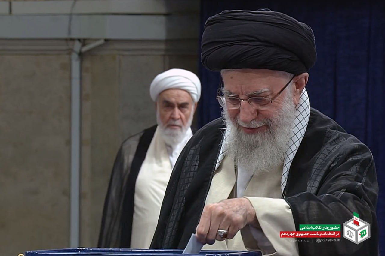 المرشد الأعلى علي خامنئي يدلي بصوته في الانتخابات المرشد الأعلى علي خامنئي يدلي بصوته في الانتخابات