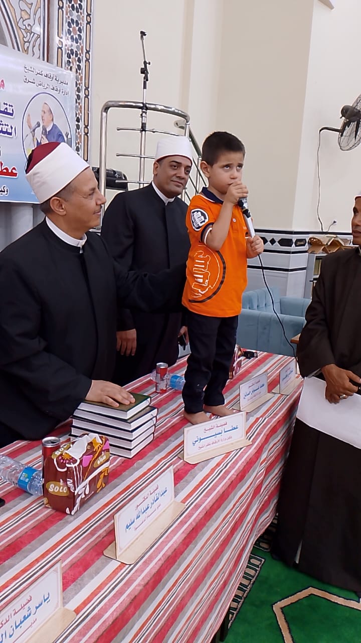 طفل صغير يبدع في تلاوة القرآن