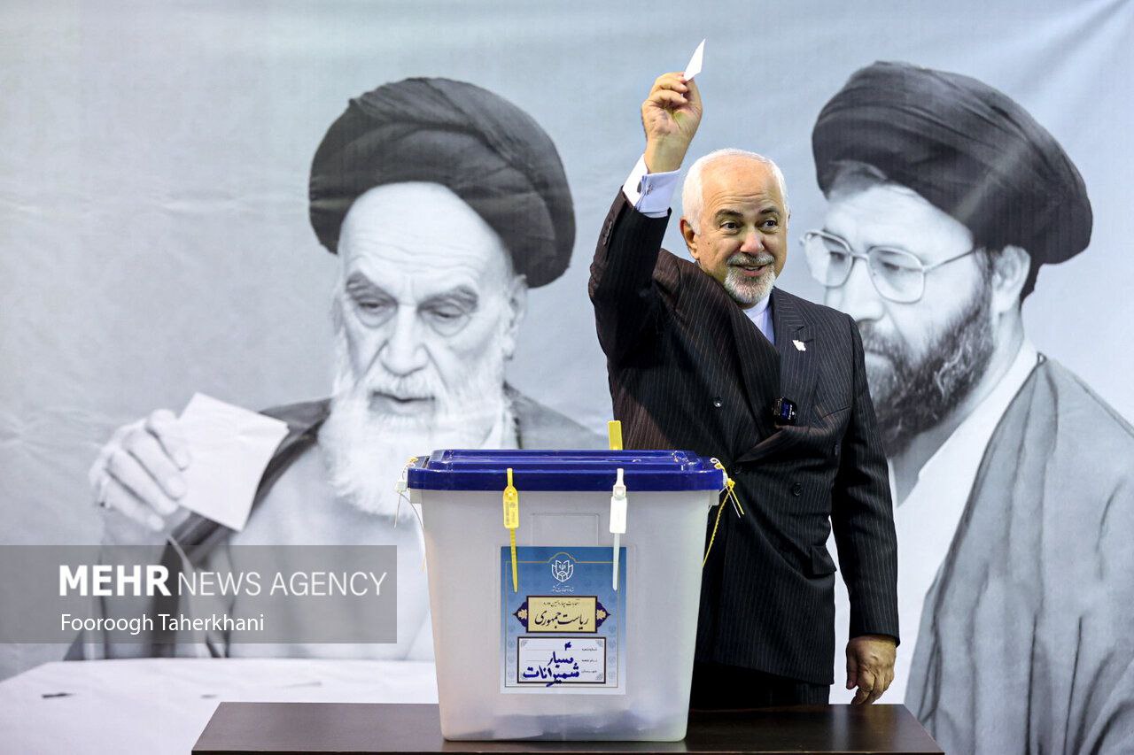 وزير الخارجية السابق جواد ظريف يدلى بصوته