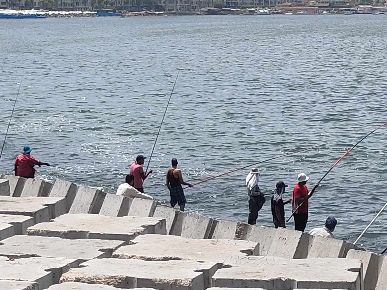 طقس حار والمواطنين يمارسون الصيد علي كورنيش الإسكندرية