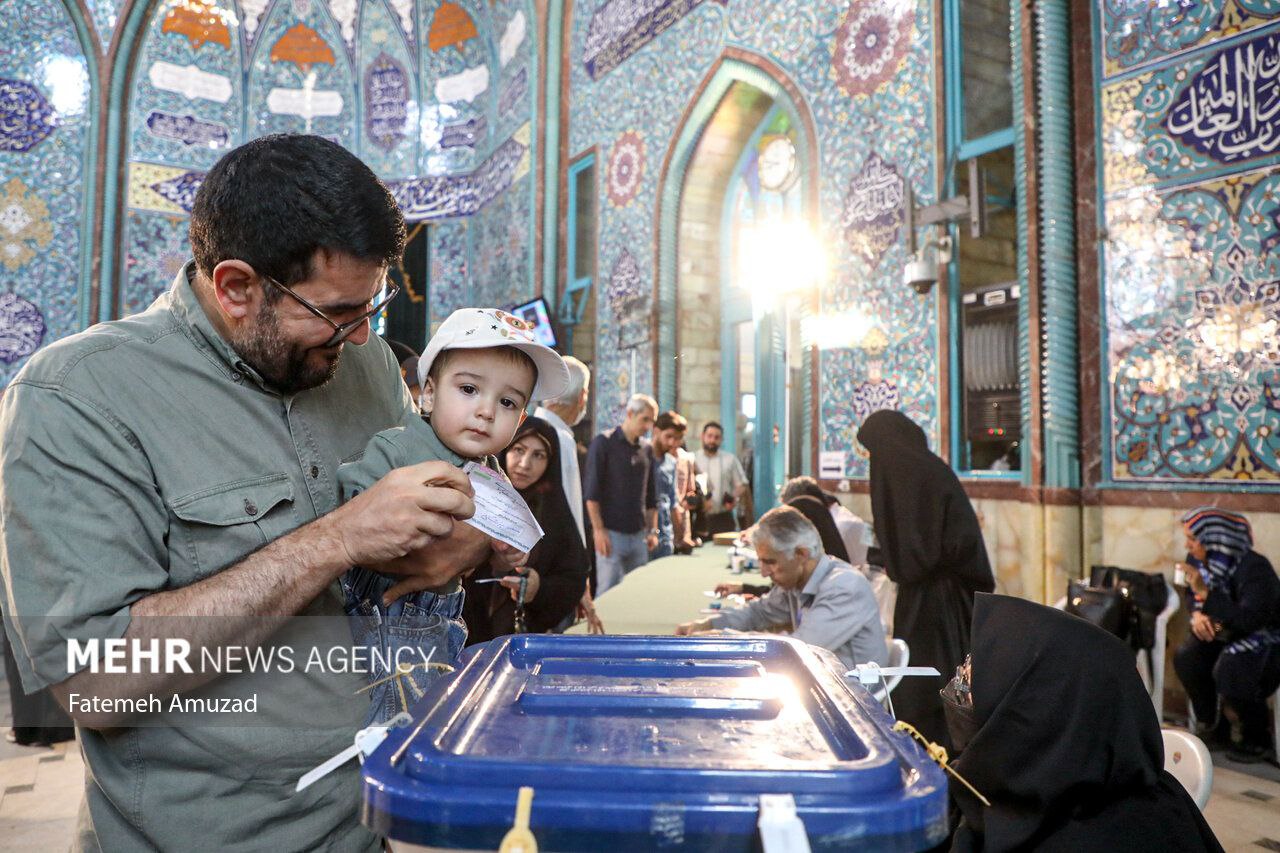 الايرانيون يصوتون لاختيار رئيسا جديدا للبلاد