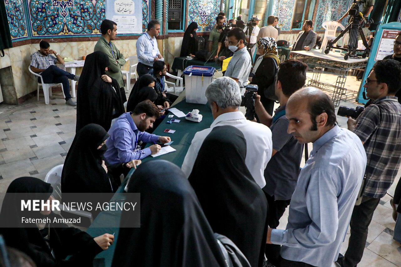الإيرانيون ينتخبون رئيسا جديدا خلفا للرئيس الراحل الإيرانيون ينتخبون رئيسا جديدا خلفا للرئيس الراحل