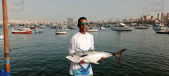 أحد-المتسابقين-يحمل-سمكه-وزنها-13-كيلو-في-بطولة-الجمهورية-لصيد