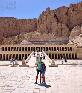 السياح-يستمتعون-فى-معبد-حتشبسوت-رغم-حرارة-الطقس