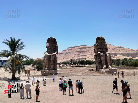 سياح-العالم-يتحدون-حرارة-الطقس-في-المعابد-والمقابر-الفرعونية