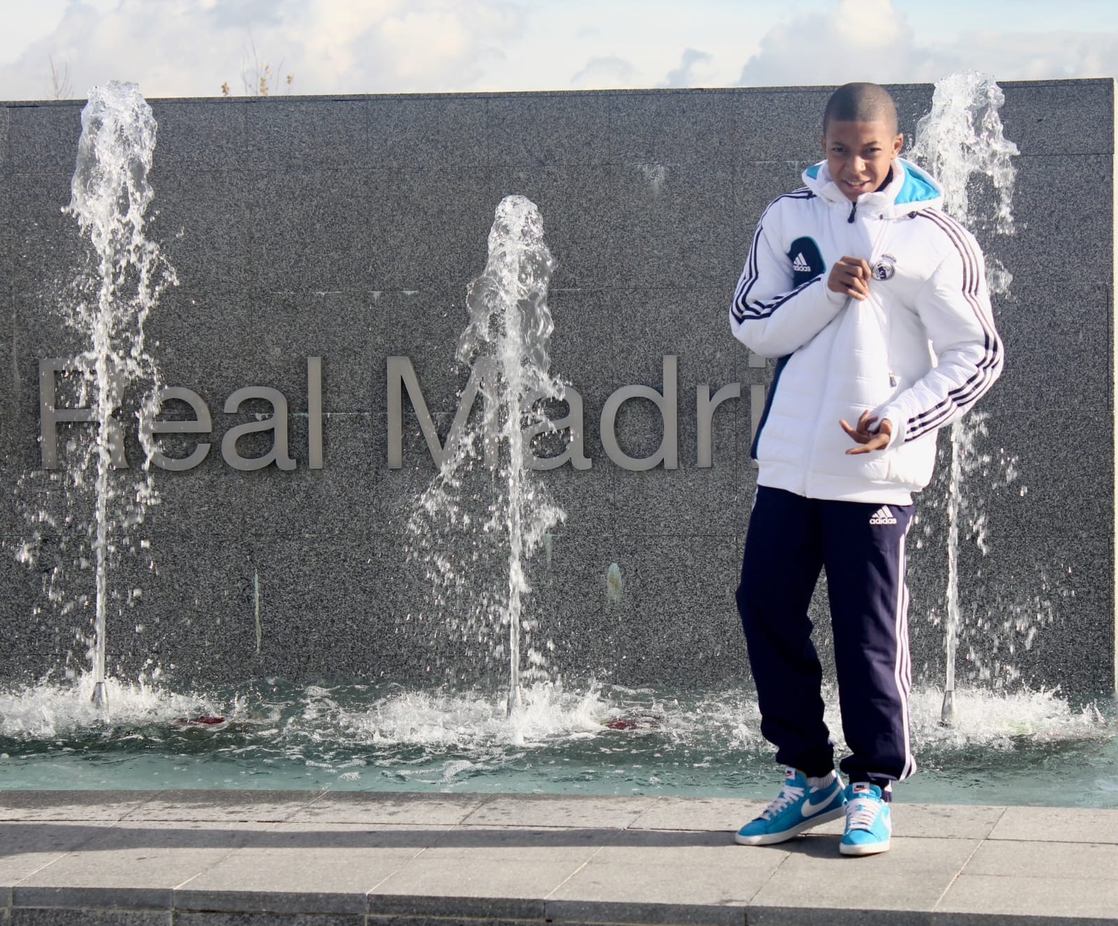 مبابي يقبل شعار ريال مدريد في طفولته