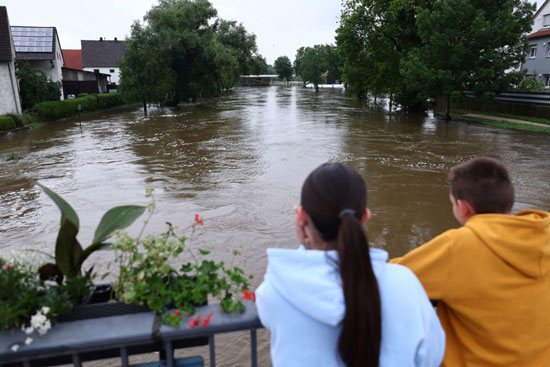 المواطنون يشاهدون مياه الفيضانات