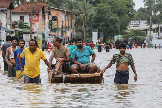 أنقاذ العالقين فى مياه الأمطار والفيضانات