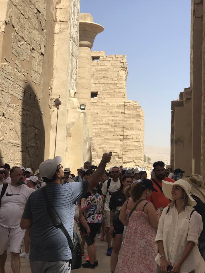 استمتاع السياح بين جدران معابد الكرنك