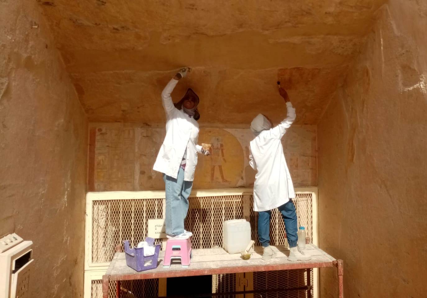 أيادي فتيات الصعيد خلال ترميم المقابر الملكية بالأقصر