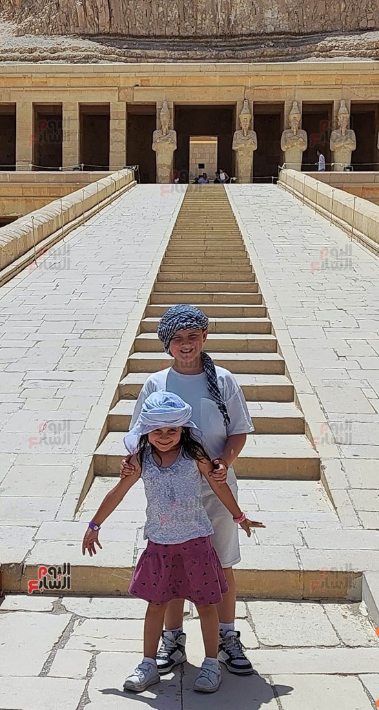 استمتاع-الأطفال-الأجانب-فى-معبد-الملكة-حتشبسوت