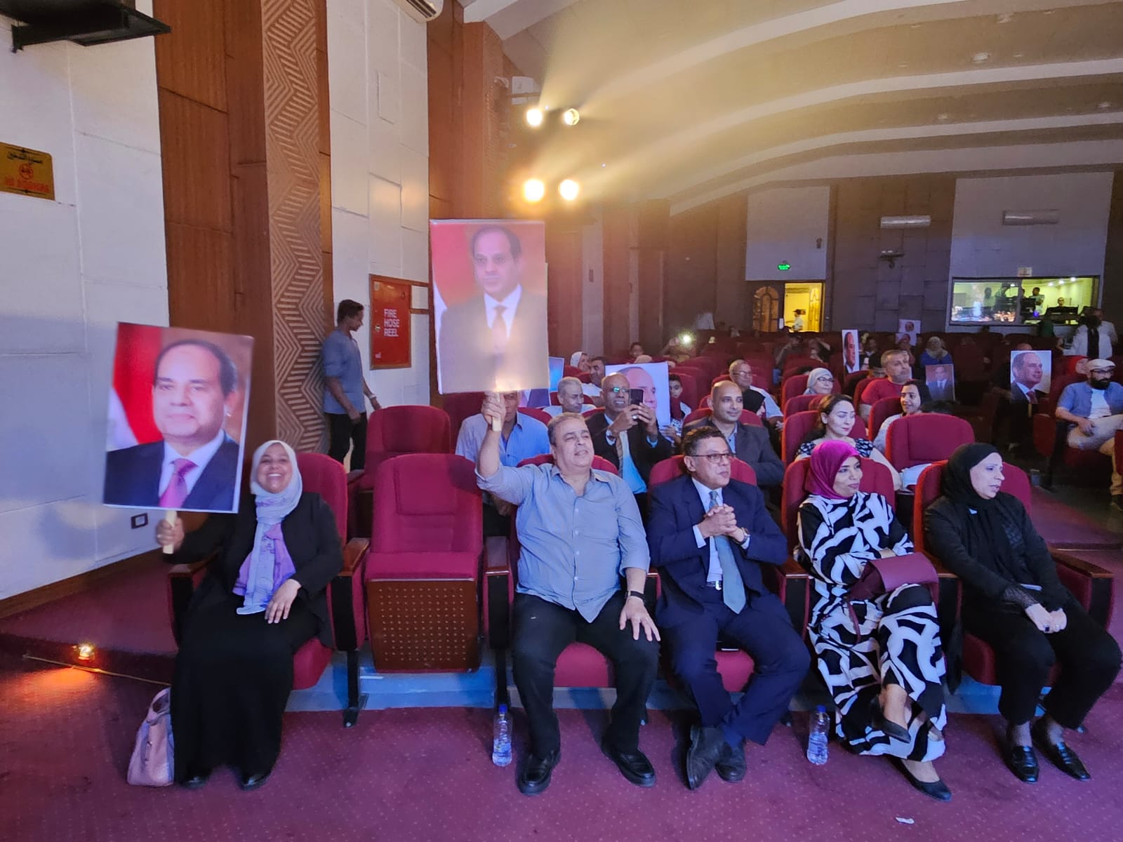 المصريون يحتفلون بذكري ثورة  30 يونيو في احتفالية وزارة الثقافة برفع صور الرئيس السيسي (4)