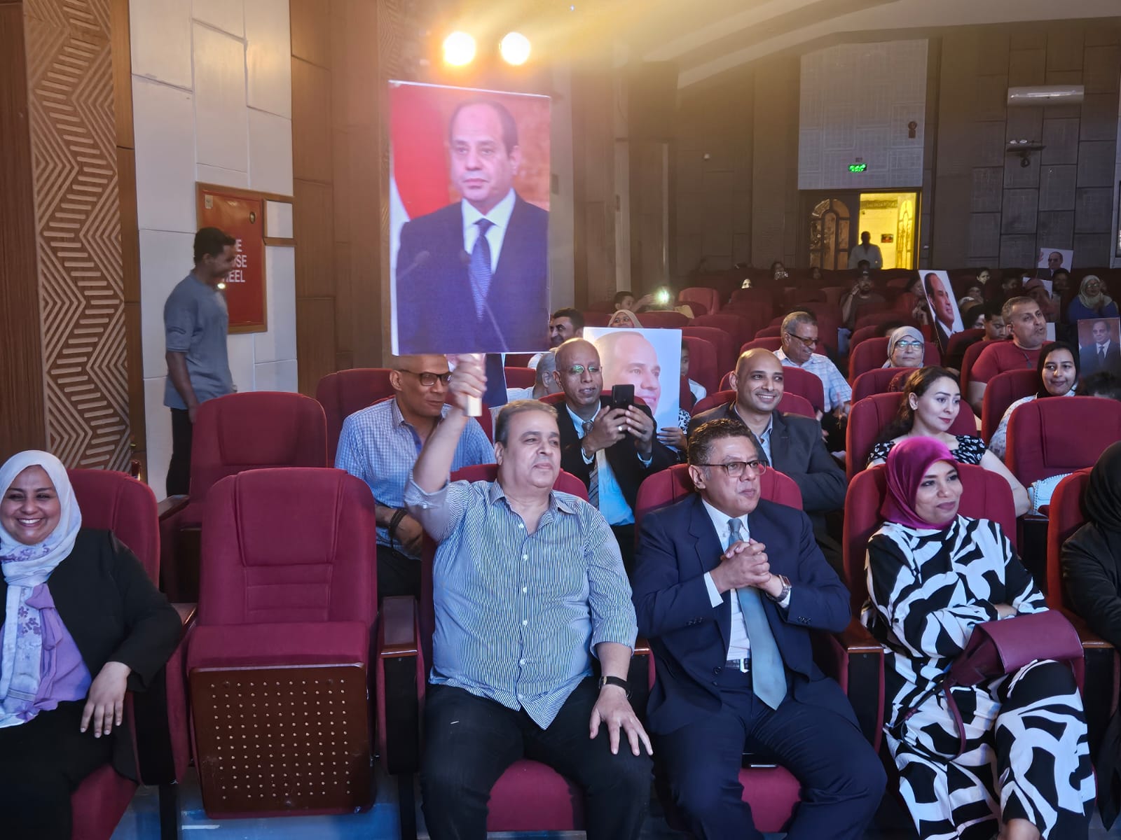 المصريون يحتفلون بذكري ثورة  30 يونيو في احتفالية وزارة الثقافة برفع صور الرئيس السيسي (5)