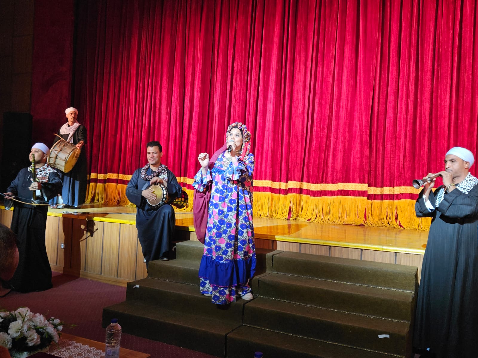 فرقة النيل للموسيقي والغناء الشعبي تغني مصر جميلة باحتفالية ثورة 30 يونيو (2)