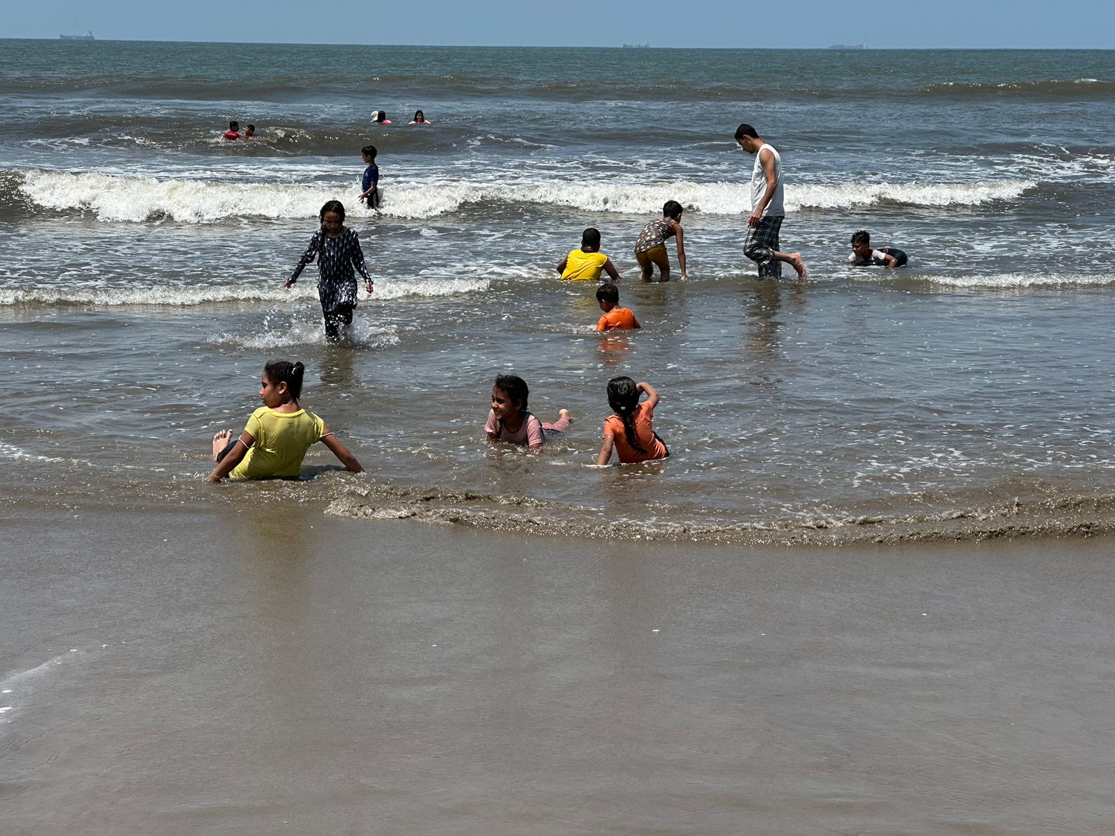 الأطفال يلعبون في المياه