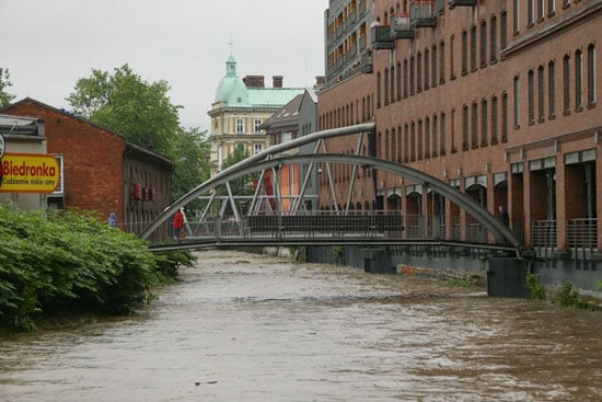 تتدفق مياه الفيضانات في النهر الأبيض في بيلسكو بيالا