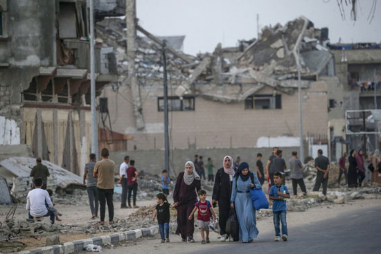 الفلسطينيون يغادرون مخيم البريج بعد العملية العسكرية الإسرائيلية في وسط غزة